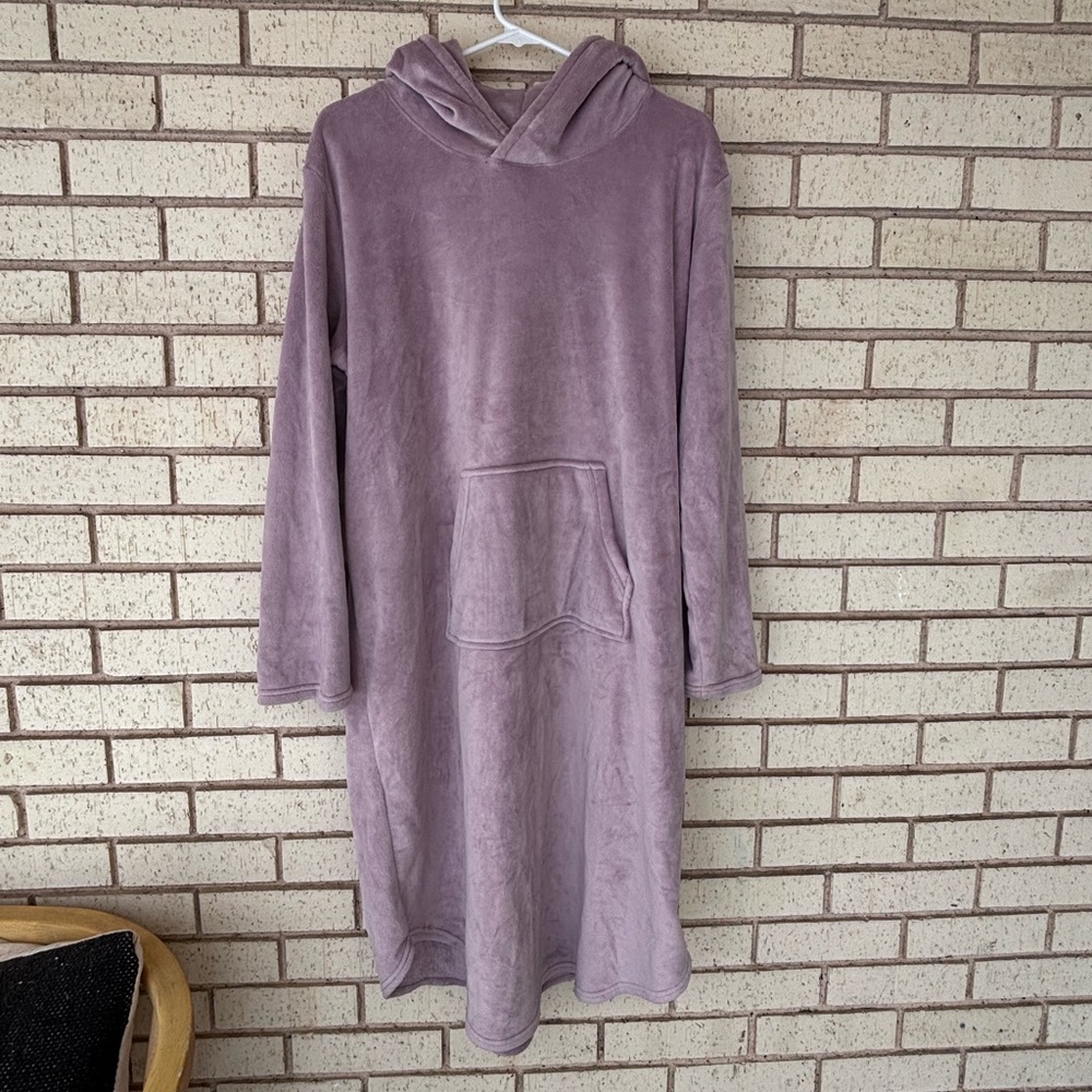 Costco brand Snuggie purple pink long sleeve with hoodie